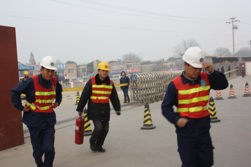 安慶港華燃?xì)饽MCNG加氣站燃?xì)庑孤?，開展應(yīng)急演練