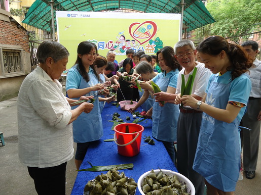 安慶港華燃?xì)庾哌M(jìn)社區(qū)開展“萬(wàn)粽同心為公益”活動(dòng)