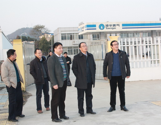 市城鄉(xiāng)建委黨委書記、主任鄭家齊一行至安慶港華調(diào)研我市燃?xì)夤ぷ?>                            <div   id="ysuk6aogu8g"   class="con">
                                <span id="ysuk6aogu8g"    class="title">市城鄉(xiāng)建委黨委書記、主任鄭家齊一行至安慶港華調(diào)研我市燃?xì)夤ぷ?/span>
                                <p class="des">&nbsp;

	12月12日下午，市城鄉(xiāng)建委黨委書記、主任鄭家齊，副主任張北安率委相關(guān)部門來到安慶市煤氣公司和安慶港華燃?xì)夤菊{(diào)研。安慶市煤氣公司經(jīng)理、安慶港華董事長潘炳應(yīng)，安慶港華總經(jīng)理王政文陪同調(diào)研，公司全體班子成員參加調(diào)研會(huì)。 &nbsp;&nbsp;&nbsp;&nbsp;&nbsp;&nbsp;&nbsp;


	鄭家齊主任一行先后來到我市天然氣月山門站、北部新城高中壓站及L...</p>
                            </div>
                            <div   id="ysuk6aogu8g"   class="time">
                                <span id="ysuk6aogu8g"    class="day">15</span>
                                <span id="ysuk6aogu8g"    class="year-month">2014-12</span>
                            </div>
                        </a>
                    </li>
                                        <li>
                        <a href="show.php?Id=292" target="_blank">
                            <img src=